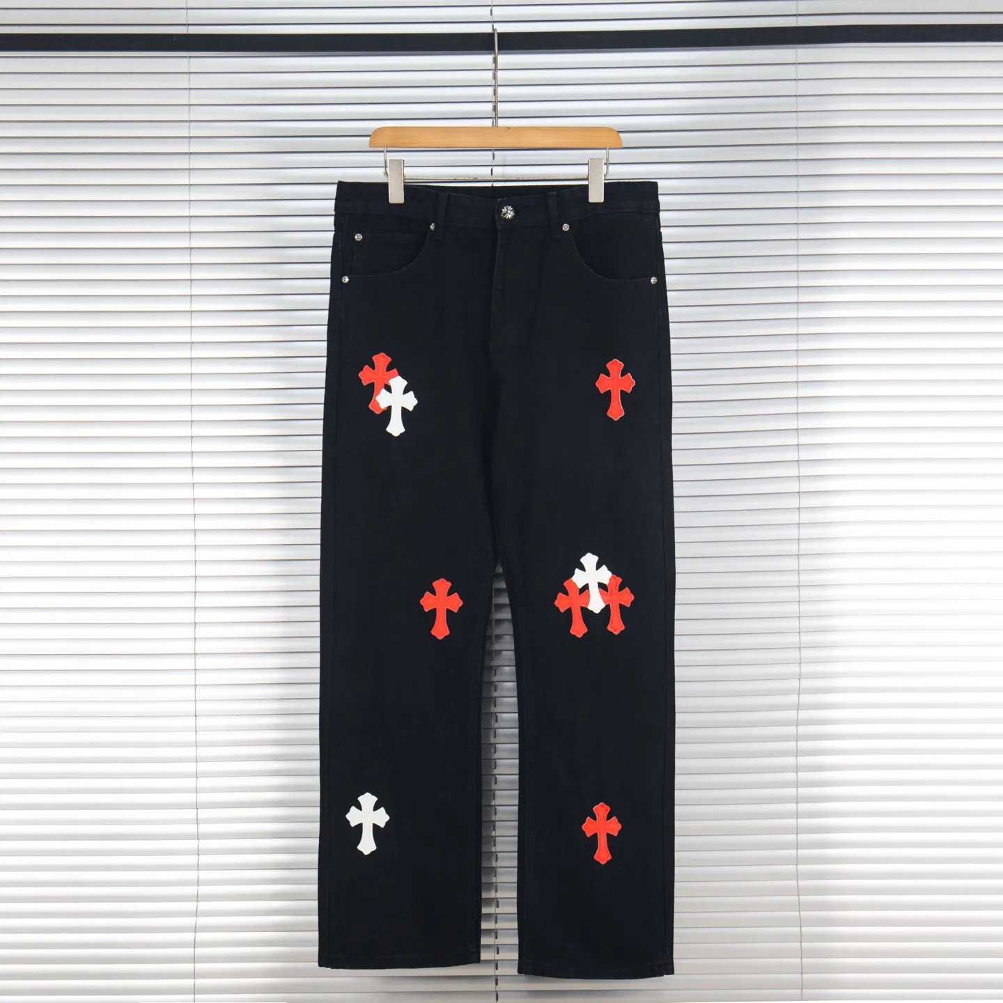 P260 Chrome Hearts Black Pants Sanskrit Red and White Patch Leather Jeans CH jeans need to be washed before being dismantled and then hand-stitched with sheepskin cross leather and then spliced ​​together. The whole piece has too many craftsmanship to explain. The patches are decorated with cross patterns and the high-waisted washed jeans! ! Absolutely high-end luxury products, god-level single products and super popular products, made with top heavy industry, a must-see magic weapon. Customized hardware. The fabric is thick and soft after washing. It has good breathability. Customized small leather label. Unique design. The details are simple and elegant, and the workmanship is exquisite. The entire trousers are neatly routed and the details are in place! It’s so cool that both men and women can easily control the genderless trend! Style number: 1872# Color: black Size: 28 30 32 34